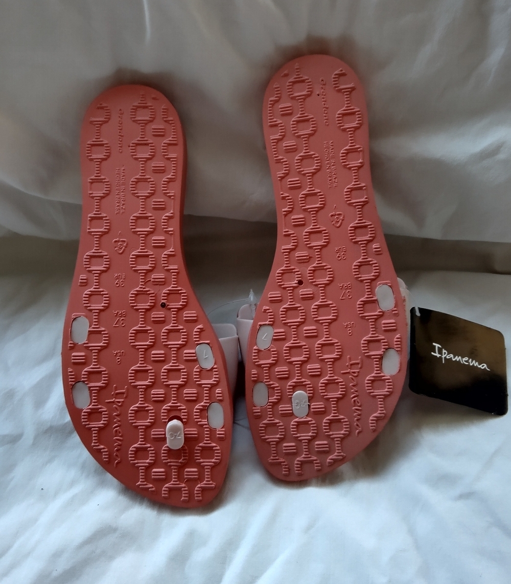Ipanema 'Nectar' Coral Pool Slide with Floral & Hummingbird Faux Crosstitch - Picture 4 of 7